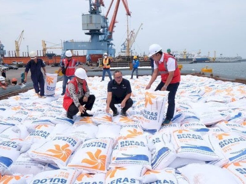 Direktur Utama Perum Bulog Budi Waseso atau Buwas saat menyambut langsung kedatangan beras impor tahap pertama di Pelabuhan Tanjung Priok, Jakarta Utara, Jumat (16/12/22). Buwas bersama Menteri Perdagangan Zulkifli Hasan.