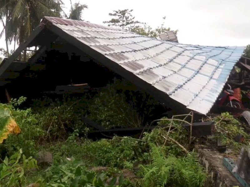 Angin puting beliung yan menerjang kawasan Polewali Mandar pada Jumat (16/12/2022) selama 60 detik, merusak belasan rumah dan membuat jaringan listrik terputus.(KOMPAS.COM/JUNAEDI)
