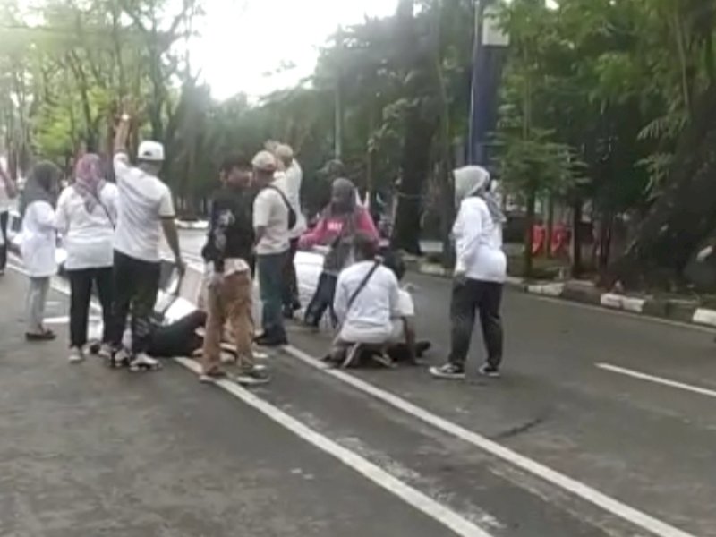 Seorang peserta tarik tambang IKA Unhas Sulsel meninggal dunia, Minggu (18/12/2022).