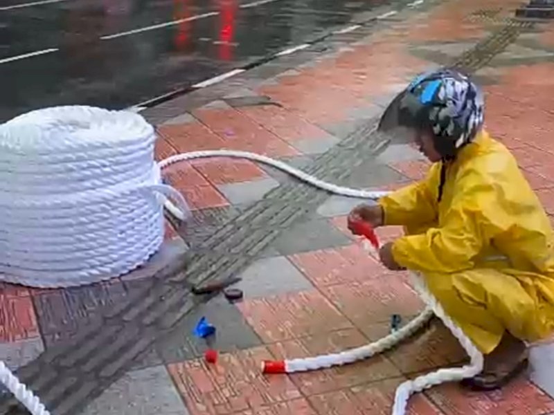 Seorang peserta meninggal dunia dalam lomba tarik tambang ala Ikatan Alumni Universitas Hasanuddin (IKA Unhas) Sulawesi Selatan, di Jl Jend Sudirman, Makassar, Sulsel, Ahad (18/12/22) pagi Wita. Foto tangkap layar: jelang lomba, tim panitia tarik tambang IKA Unhas menyambung tali tarik tambang secara sulam. Tali inilah yang dipakai lomba beberapa saat kemudian.