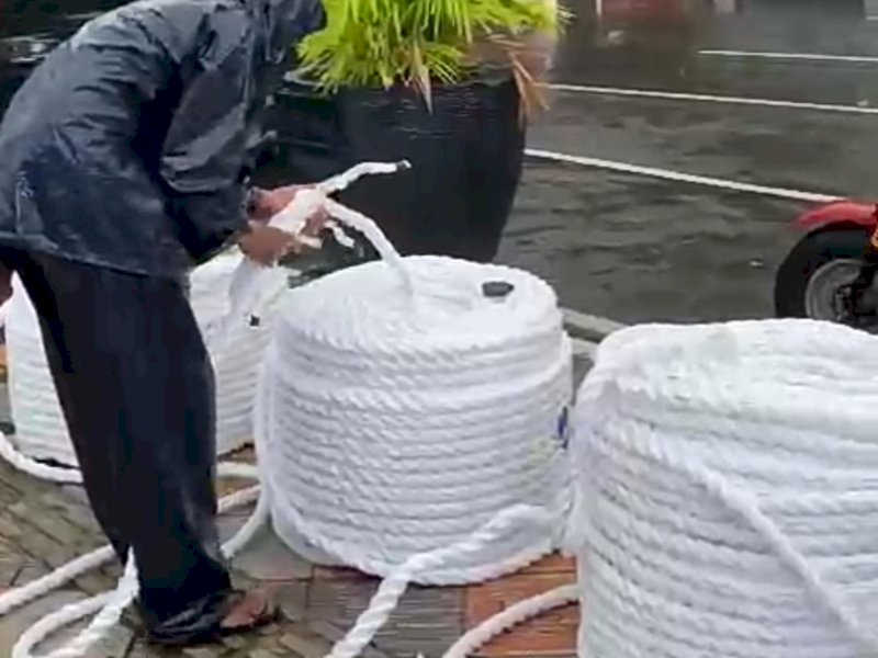Seorang peserta meninggal dunia dalam lomba tarik tambang ala Ikatan Alumni Universitas Hasanuddin (IKA Unhas) Sulawesi Selatan, di Jl Jend Sudirman, Makassar, Sulsel, Ahad (18/12/22) pagi Wita. Foto tangkap layar: jelang lomba, tim panitia tarik tambang IKA Unhas menyambung tali tarik tambang secara sulam. Tali inilah yang dipakai lomba beberapa saat kemudian.