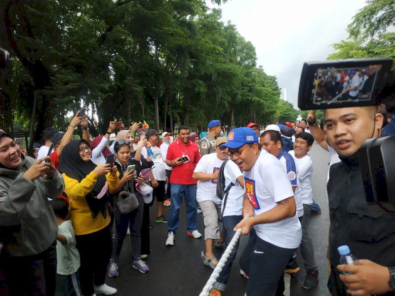 Ketua IKA Unhas Sulsel ikut memeriahkan tarik tambang di Jl. Jend. Sudirman Makassar, Minggu (18/12/2022).  (Foto: Atri  Suryatri Abbas)