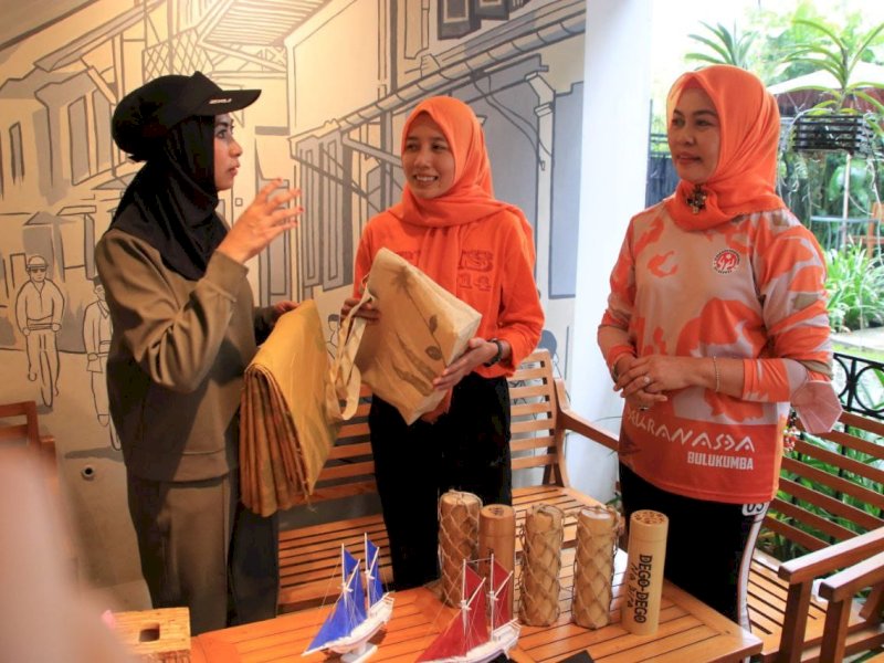 Andi Herfida Attas Perkenalkan UMKM Bulukumba di Cafe Mama Makassar, Minggu (18/12/2022). (Foto: Humas Pemkab Bulukumba).