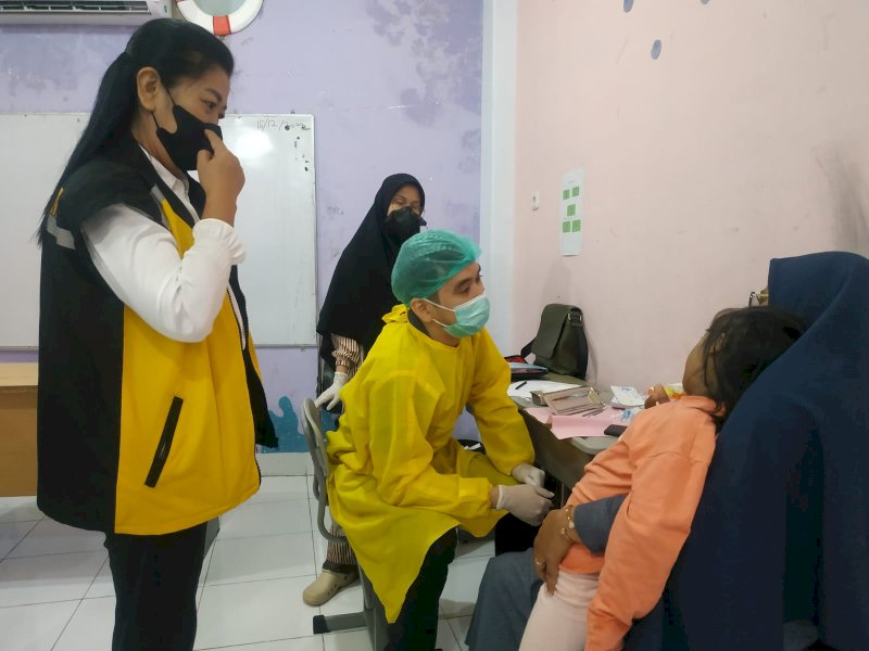 Sejumlah dokter memberikan pelayanan kesehatan untuk anak berkebutuhan khusus saat Bakti Sosial yang digelar Yayasan Klub Belajar Sipatokkong, Minggu (18/12/2022). (Foto: Atri Suryatri Abbas)