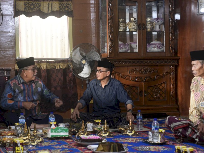 IAS bersilaturahmi dengan sejumlah tokoh komunitas adat Pabaju Putee, di Amparita, Sidrap, Ahad (18/12/2022). (Foto: Reza Arifuddin) 
