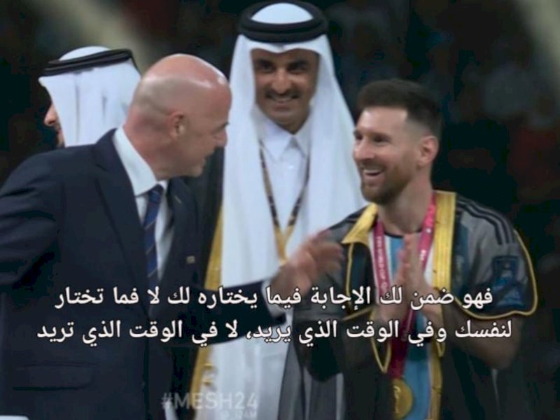 Trofi Piala Dunia 2022 di tangan Argentina setelah mengalahkan Prancis dengan skor 3-3 (4-2 penalti), di Lusail Stadium, Qatar, Ahad (18/12/2022) pukul 23.00 Wita. Lionel Messi terpilih sebagai pemain terbaik. Foto ini tangkapan layar: ketika Lionel Messi hendak menerima trofi Piala Dunia 2022 di stadion tersebut. 