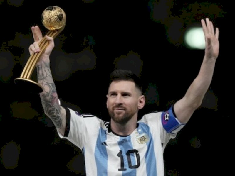 Lionel Messi, mengangkat penghargaan Pemain Terbaik Piala Dunia 2022 di Lusail Stadium, Senin (19/12/2022).  AP Photo