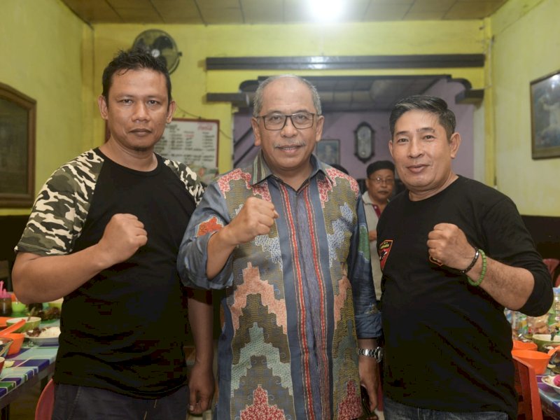 Ilham Arief Sirajuddin (IAS) bertemu sejumlah tokoh masyarakat Kelurahan Tanru Tedong, Sidrap, Ahad (18/12/2022). (Foto: Reza Arifuddin)&nbsp;