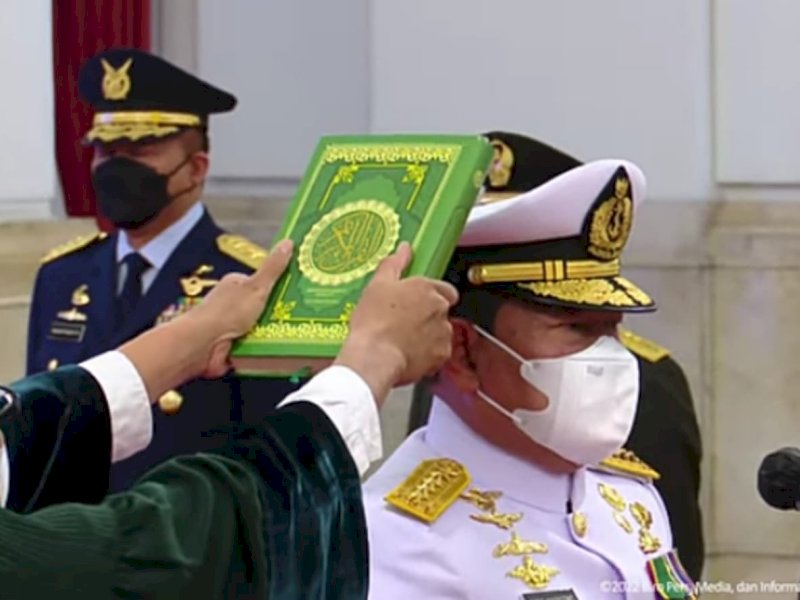 Presiden Joko Widodo melantik Laksamana Yudo Margono sebagai Panglima TNI di Istana Negara, Jakarta, Senin (19/12/2022).