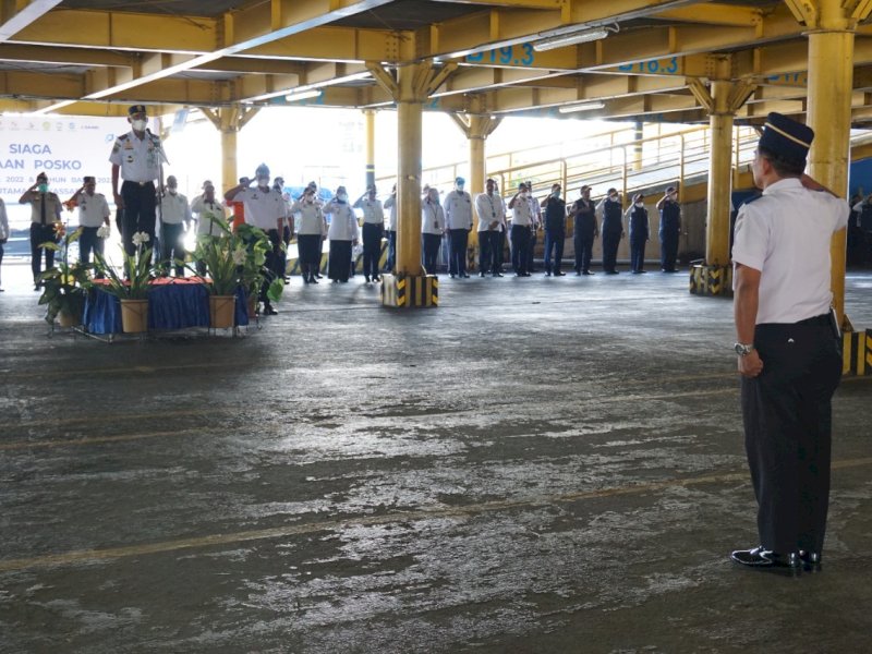 Kepala Kantor Otoritas Pelabuhan (OP) Utama Makassar Muhammad Anto Julianto memimpin apel Pembukaan Posko Angkutan Nataru, Selasa (20/12/2022).