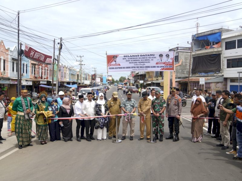 Peresmian itu ditandai dengan pengguntingan pita oleh Gubernur Sulsel di Cabenge, Kecamatan Lili Rilau, Kabupaten Soppeng, Minggu (18/12/2022). 