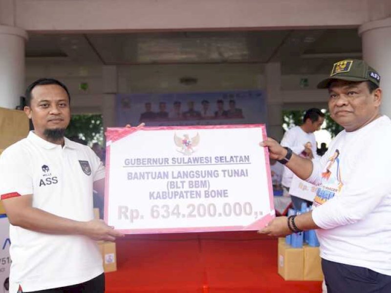Gubernur Sulsel, Andi Sudirman Sulaiman menyerahkan BLT BBM kepada Bupati Bone A. Fashar Padjalangi di Lapangan Merdeka Bone, Minggu (18/12/2022). (Foto: Humas Pemprov)