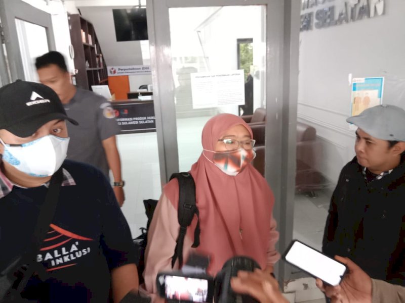 Koalisi Masyarakat Sipil Kawal Pemilu melaporkan pelanggaran maladministratif KPU Sulsel ke Bawaslu, Senin (19/12/2022). (Foto: Samsir)