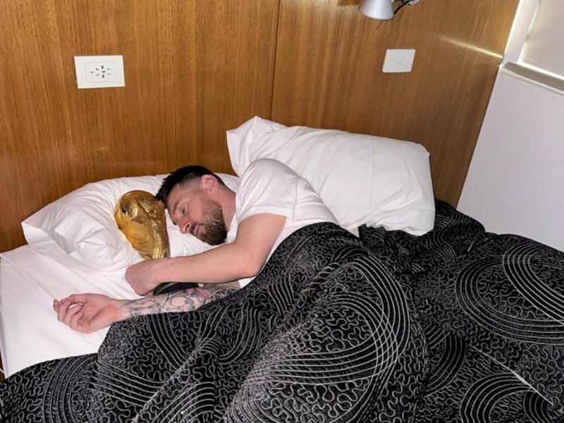 Lionel Messi, melalui akun instagramnya @leomessi, Selasa (20/12/22), menampilkan tiga foto yang lengket trofi di atas tempat rebahannya.