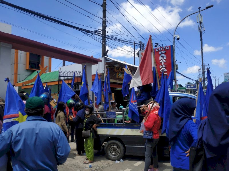 PRIMA menggandeng sejumlah ibu-ibu PK5 Pantai Losari untuk ikut dalam aksi di depan KPU Sulsel, Rabu (21/12/2022). (Foto: Atri Suryatri Abbas)
