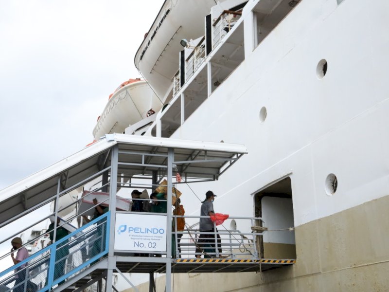 Aktivitas penumpang di Pelabuhan Soekarno Hatta Makassar, Rabu (21/12/2022). 