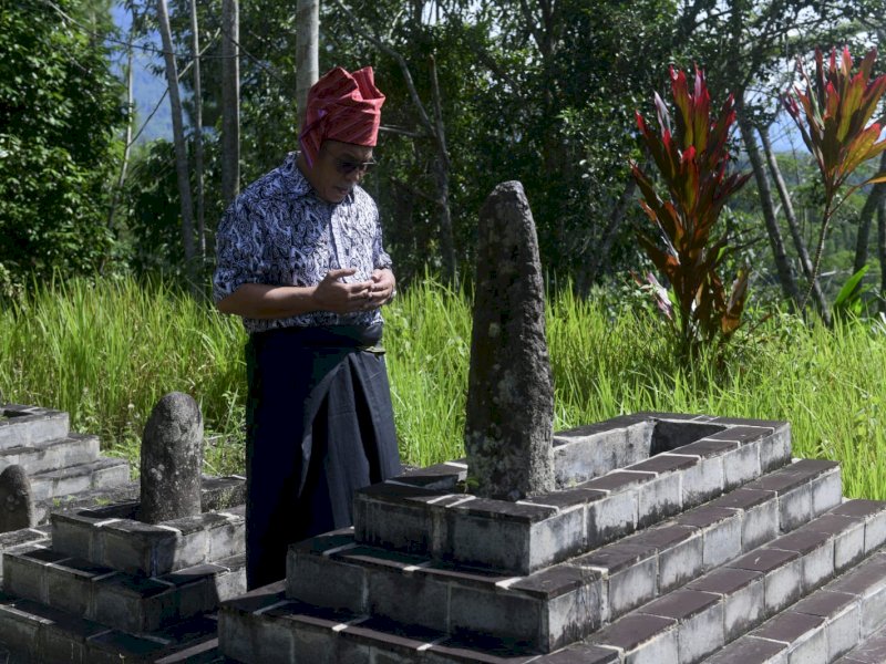 Tokoh kharismatik Kete Kesu, Toraja Utara, Layuk Sarungallo bersama Ilham Arief Sirajuddin saat melayat di rumah duka, Senin (19/12/2022). (Foto: Reza Aridfuddin)