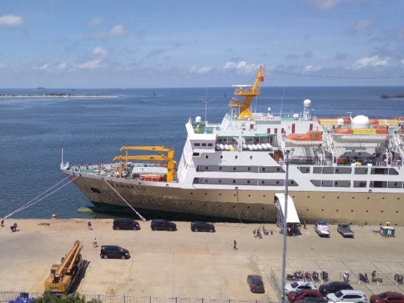 Kapal Motor (KM) Lambelu sedang bersandar menunggu penumpang naik di Pelabuhan Soekarno Hatta Makassar, Rabu (21/12/2022). Jejakfakta/Nurdin Amir.