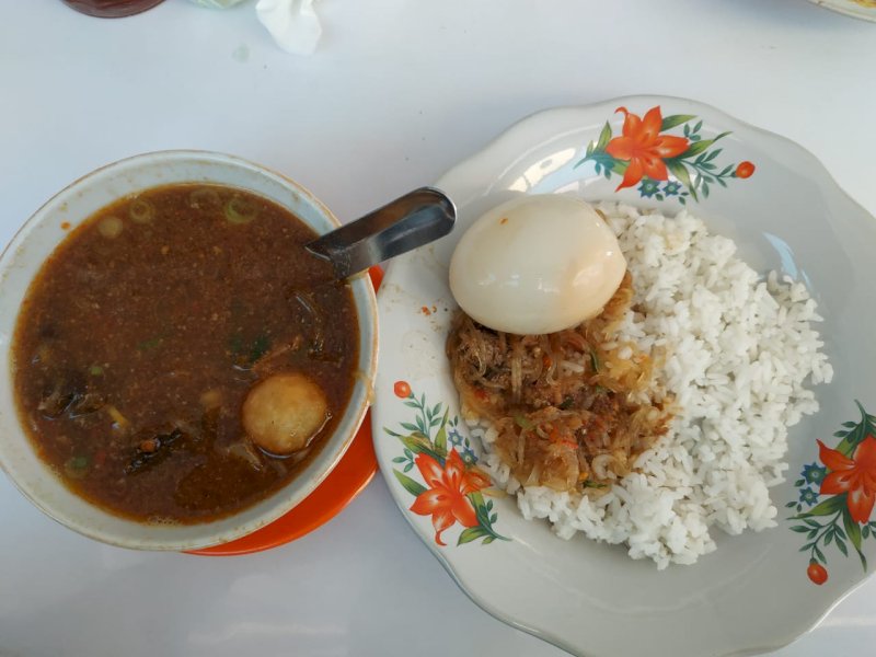 Kuliner khas Makassar Sop Saudara Assauna Jl. Alauddin Makassar.  JejakFakta/Atri Suryatri Abbas