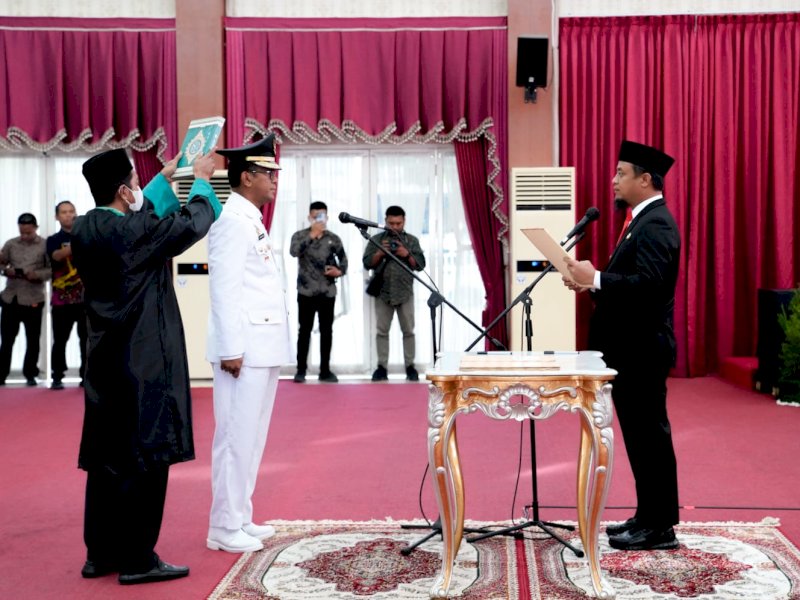 Gubernur Sulsel, Andi Sudirman Sulaiman melantik Kadisdik Sulsel, Dr. Setiawan Aswad, M.Dev.,Plg. sebagai Penjabat (Pj) Bupati Takalar, Kamis (22/12/2022). Jejakfakta/Istimewa