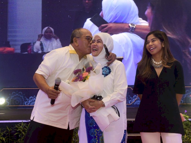 Ibu Aliyah Mustika Ilham, mendapatkan surprise dari suami tercinta Ilham Arief Sirajuddin dan putrinya Haera Ilham, Kamis (22/12/2022). Jejakfakta/Reza Arifuddin