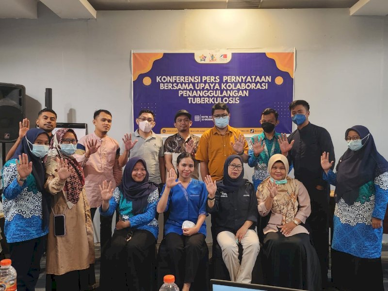 Konferensi Pers pernyataan bersama upaya kolaborasi penanggulangan Tuberkulosis, yang dilaksanakan oleh SSR Yamali TB Kota Makassar, di Hotel Khas Makassar, Jumat (23/12/2022). Jejakfakta/Istimewa