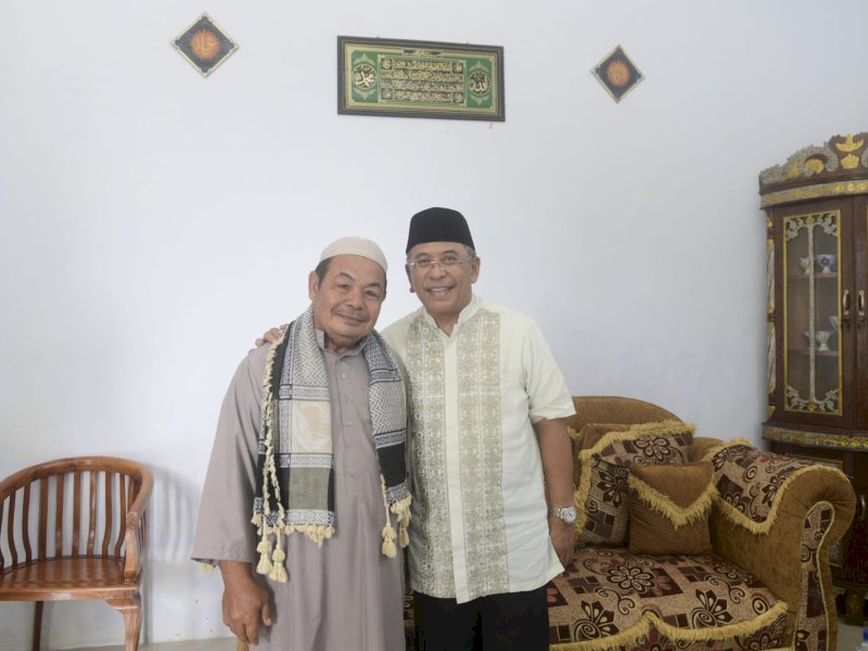 Ilham Arief Sirajuddin (IAS) disambut hangat Karaeng Ambo, tokoh masyarakat Arungkeke, Jeneponto, Jumat (23/12/2022). Jejakfakta/Reza Arifuddin