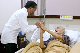 VIDEO Ketika Presiden Jokowi Besuk Wapres ke-6 RI Try Sutrisno