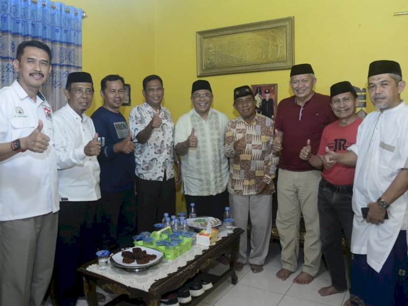 Ilham Arief Sirajuddin mengunjungi keluarga Andi Nawir Ishak dan bertemu sejumlah tokoh di Bulukumba, Jumat (23/12/2022). Jejakfakta/ Reza Arifuddin