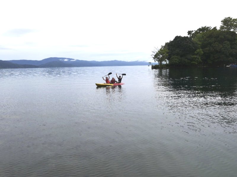 Wisatawan di Danau Matano, Luwu Timur, Sulsel, menikmati alam sembari menggunakan perahu kayak. (Foto-foto: Jejakfakta.com)