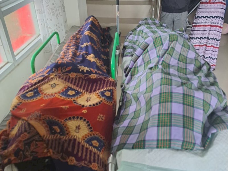 Dua korban longsor yang hilang di Kelurahan Bontolerung, Kecamatan Tinggimoncong, Kabupaten Gowa, ditemukan meninggal dunia, Sabtu (24/12/22).