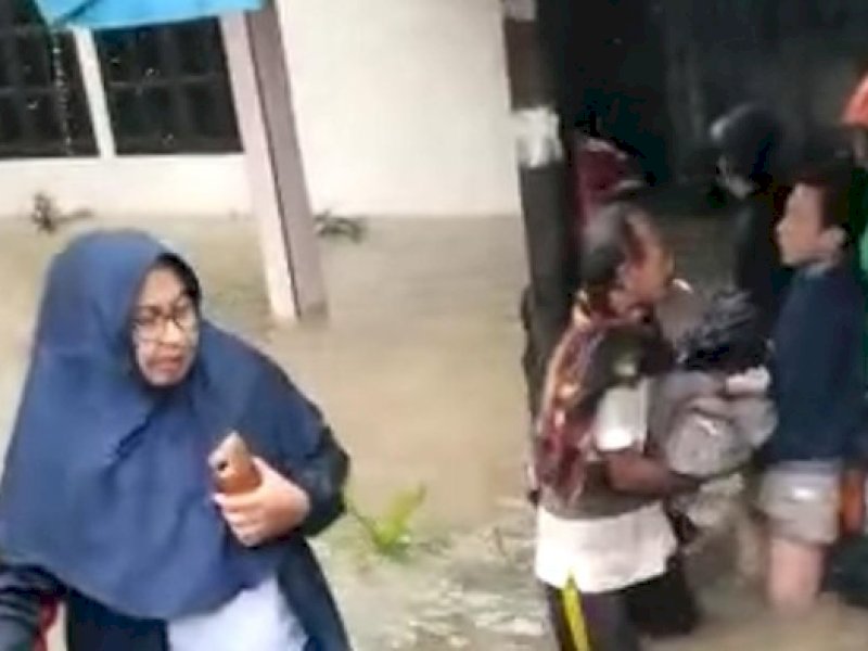 Warga mengevakuasi seorang perempuan korban meninggal akibat terjebak banjir dalam rumah sendiri di Camba, Kabupaten Maros, Sulsel. (Dok. Istimewa).

