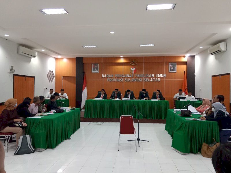 Sidang Bawaslu terkait dugaan pelanggaran rapat Pleno Verifikasi Faktual Partai Politik KPU Sulsel di Bawaslu, Jumat (23/12/2022). Jejakfakta/Samsir