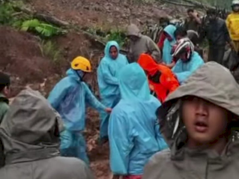 Tim Sar gabungan melakukan evakuasi korban tanah longsor di Tinggimoncong, Gowa, Sabtu (24/12/2022) kemarin. Jejakfakta/dok Basarnas.