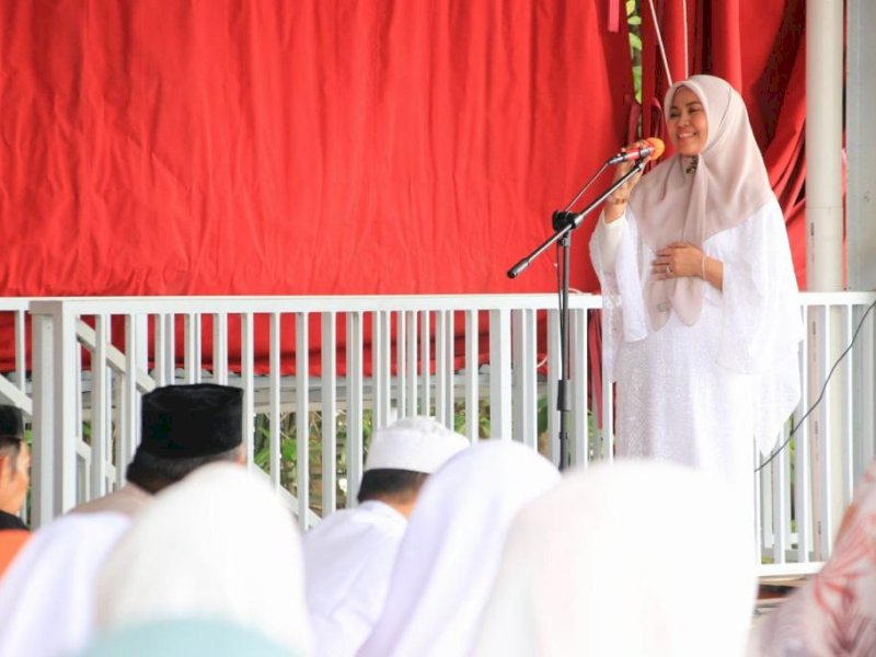  Hj Andi Herfida Attas, Ketua  Dekranasda Bulukumba memberikan sambuatan pada kegiatan zikir bersama akhir tahun, Sabtu (24/12/2022) kemarin. Jejakfakta/Istimewa