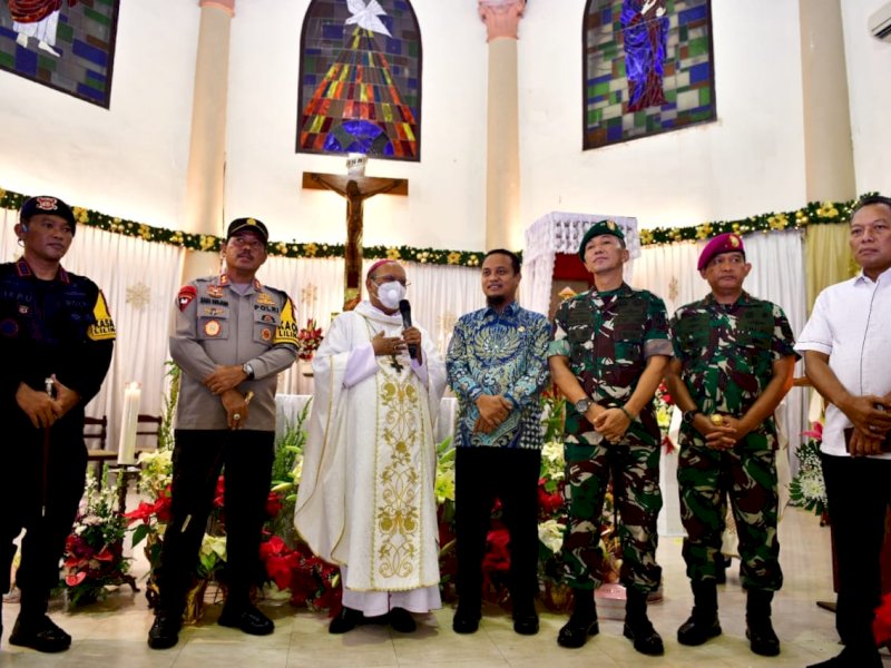 Gubernur Sulawesi Selatan, Andi Sudirman Sulaiman beserta jajaran Forkopimda Sulsel pada malam Natal 2022, Sabtu (24/12/2022).