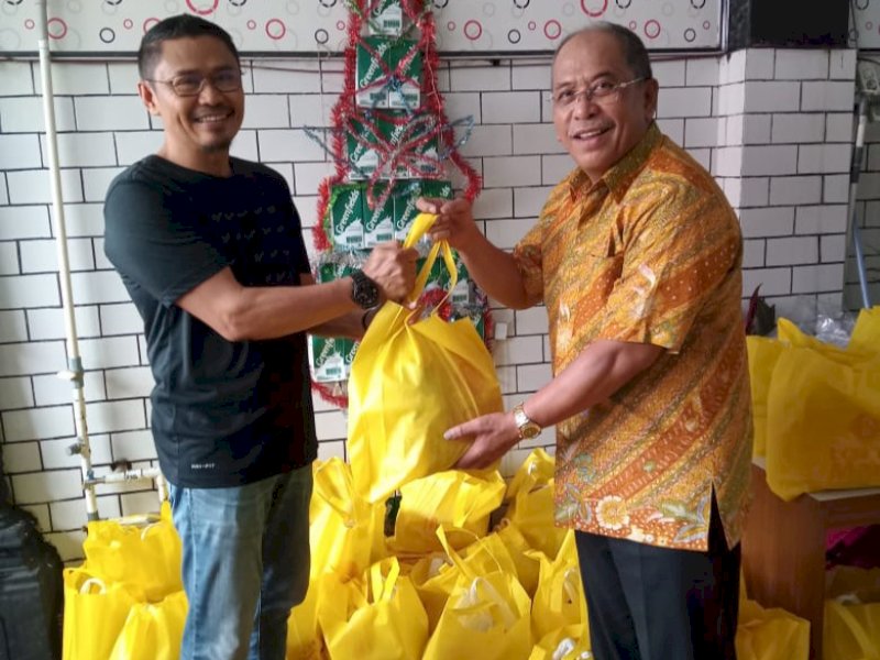 IAS memberikan paket secara simbolis kepada Dalmatius, ketua RT Kelurahan Losari Makassar, Sabtu (24/12/2022). Jejakfakta/Istimewa