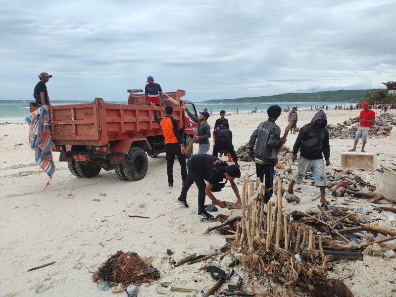 Sejumlah petugas dan relawan membersihakan sampah kiriman di Kawasan Wisata Tanjung Bira, Ahad (25/12/2022). Jejekfakta/Istimewa