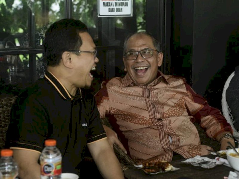 NGOPI. Ilham Arief Sirajuddin dan Amir Uskara ngopi bareng di Warkop 36 Sungguminasa, Minggu (25/12/2022). Jejakfakta/Istimewa
