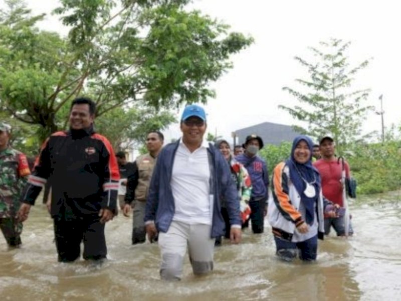 Wali Kota Makassar Danny Pomanto di tengah banjir Antang Kelurahan Manggala, Kecamatan Manggala, Kota Makassar, Sulsel, Ahad (25/12/2022).