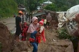 Korban Longsor di Poros Malino Gowa Tunggu Pemecah Batu Besar