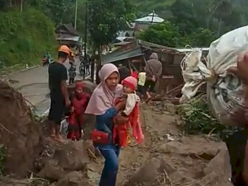 Warga melaporkan kondisi jalan poros Malino, di Kecamatan Parangloe, Kabupaten Gowa, Senin (26/12/22), masih tertimbun longsor. Lalu lintas kendaraan terputus.