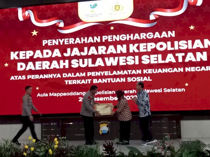 Menteri Sosial RI Tri Rismaharini, memberi penghargaan kepada Kapolda Sulsel, Irjen Nana Sudjana atas keberhasilan jajaran Polda Sulsel menyelamatkan keuangan negara terkait bantuan sosial, di Aula Mappaodang, Polda Sulsel, Jalan Perintis Kemerdekaan Makassar, Senin (26/12). (Dok. Jejakfakta.com)