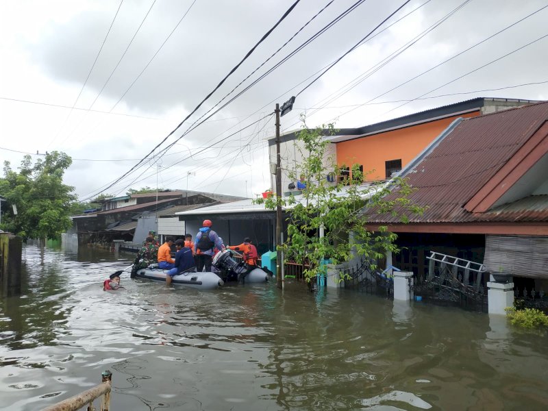 Tim BPBD Makassar saat mengevakuasi warga akibat banjir di Kota Makassar, Sulawesi Selatan beberapa waktu lalu. (BPBD Makassar)