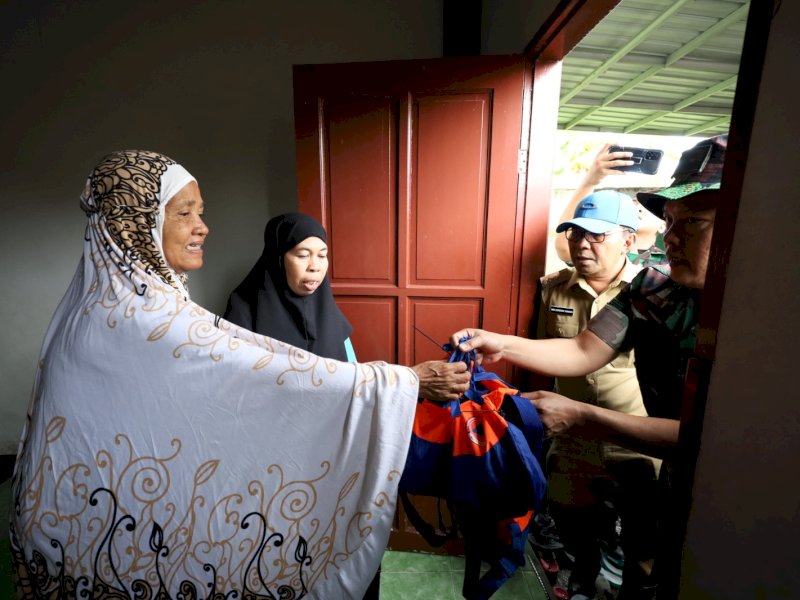 Pemkot Makassar memberikan bantuan kepada warga yang terdampak banjir di Paccerakkang, Makassar, Senin (26/12/2022). Jejakfakta/istimewa