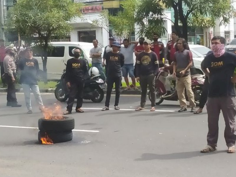 Perwakilan driver angkutan online berunjuk rasa depan kantor Gubernur Sulsel, Senin (26/12) menolak pemberlakukan tarif baru. (Dok. Jejakfakta.com)