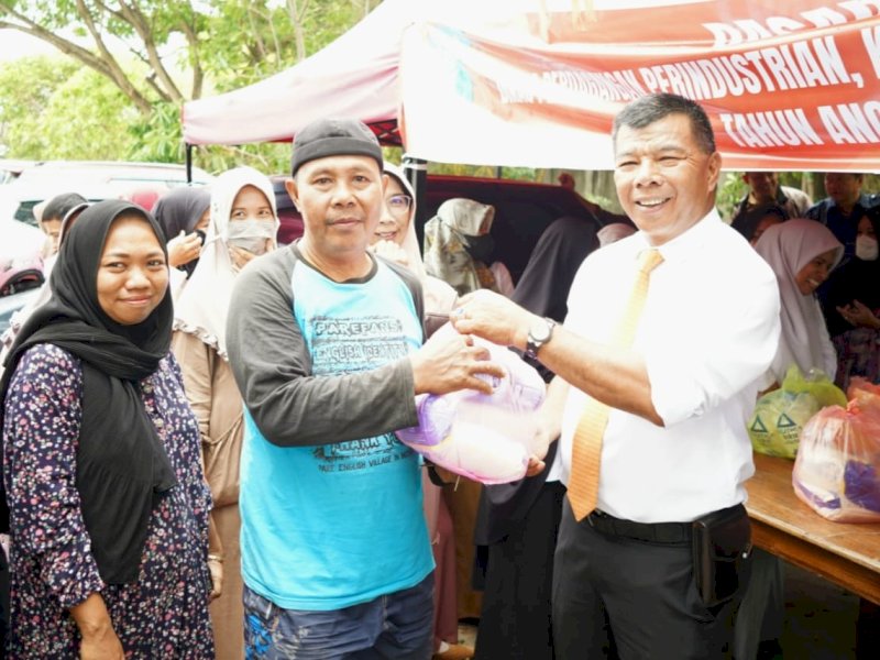 Bupati Bulukumba Andi Muchtar Ali Yusuf memantau pasar murah memborong paket untuk dibagikan ke warga, Senin (26/12/2022). Jejekfakta/Istimewa