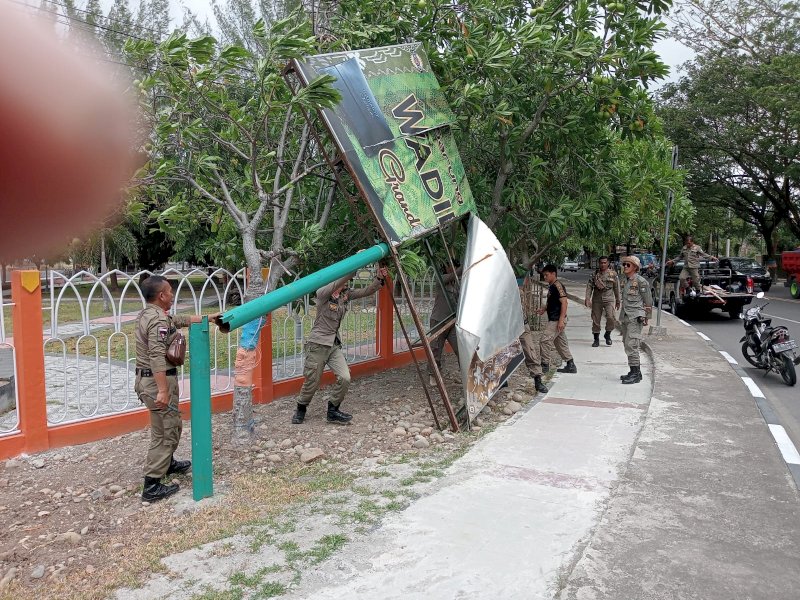 Satpol&nbsp;PP dan Damkar Kabupaten Bulukumba melakukan penertiban baliho, Selasa (27/12/2022). Jejakfakta/Istimewa