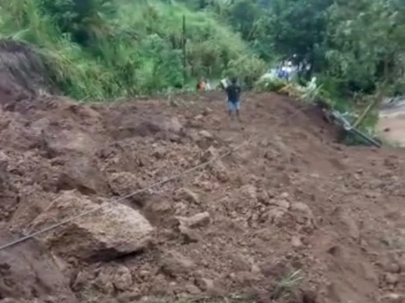 Jalan Poros Maros - Bone tertimbun tanah longsor, tepatnya di Desa Rompegading, Kecamatan Cenrana, Maros, Selasa (27/12/2022). Jejakfakta/Istimewa