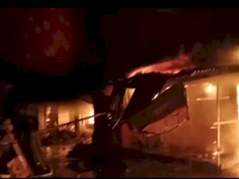 Kebakaran Pasar Sentral Makassar, Selasa malam (27/12/2022) Jejakfakta/Samsir